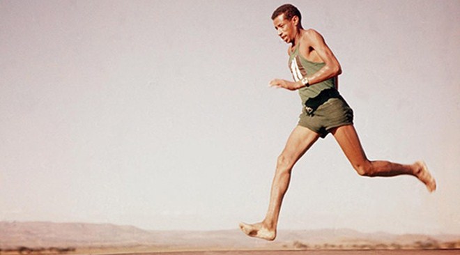 Abebe Bikila corriendo la Maratón descalzo