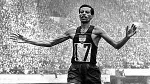 Abebe Bikila cruzando la meta
