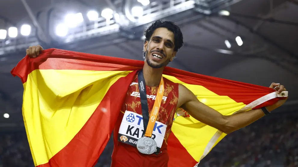 Mo Katir con la bandera de España